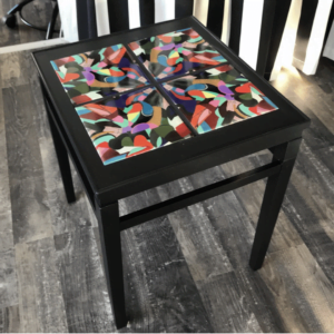 Lille flisebord (Udsnit af maleriet Farveglæde) 40 X50 cm_Malet med møbelmaling og ilagt kunstfliser og fuget med sort bord_et arkitetbord fra 50-60erne
